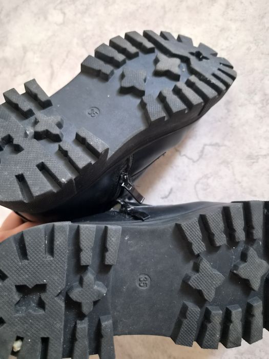 Продам зимние ботинки сапожки для девочки.