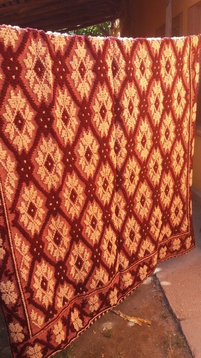 Macate tesute din lana moale.