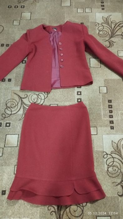 Продам костюм женский.