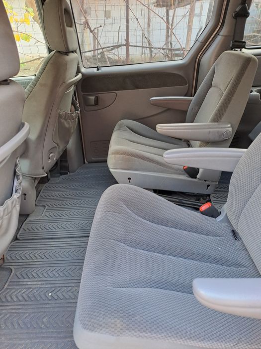Vînd Chrysler Grand Voyager