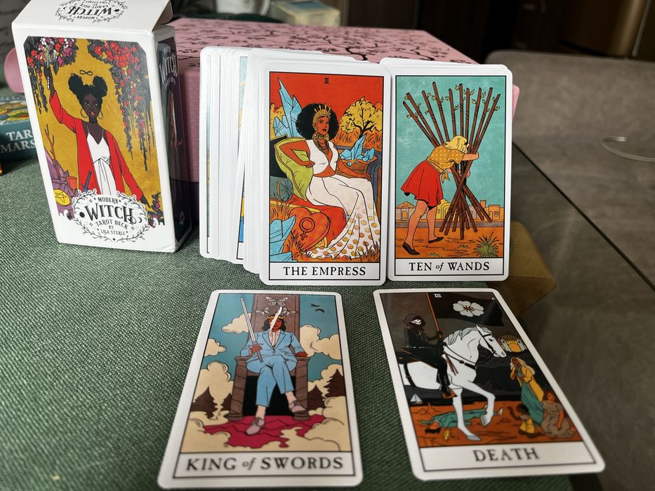 Различни видове Таро карти и Оракули