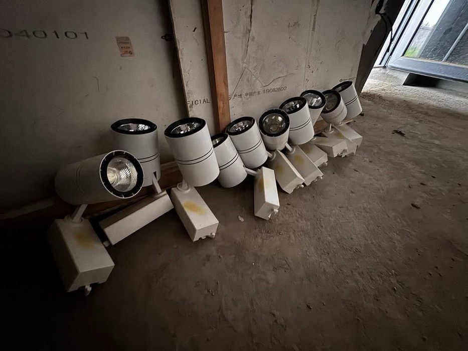 продается LED трековый светильник светодиодный