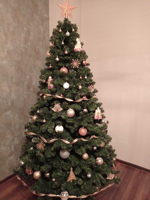 Brad artificial 210 cm cu podoabe deosebite