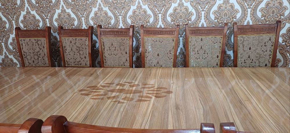 Мехмонхона учун стол ва стуллар