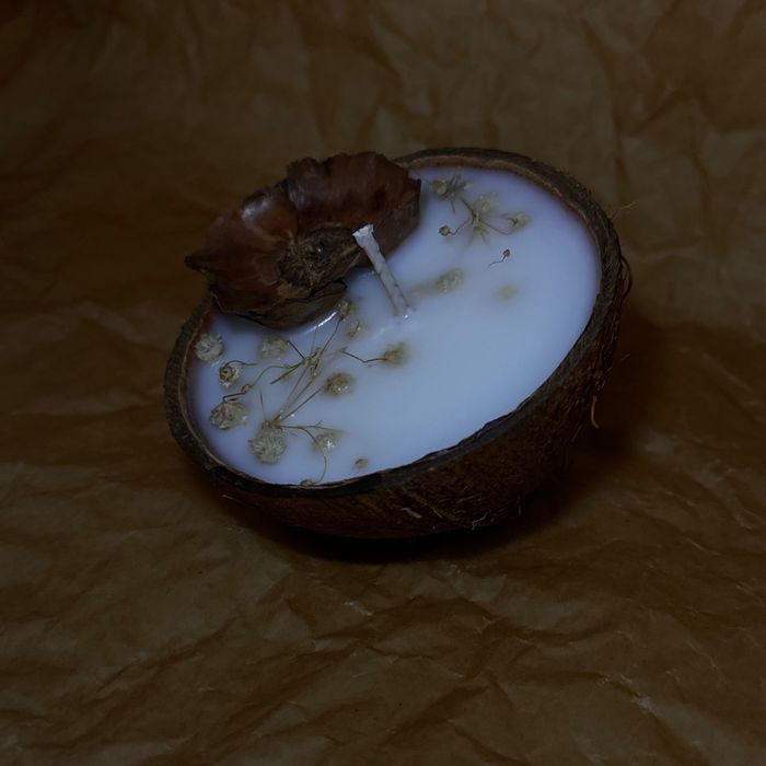 Lumânare parfumată în coajă de nucă de cocos