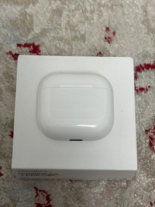 Apple AirPods 4 — оригинал, почти новые