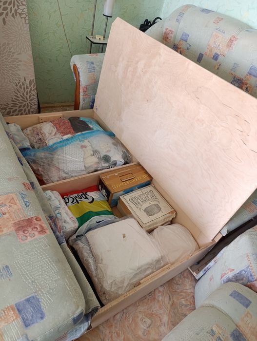 Угловой диван и два кресла