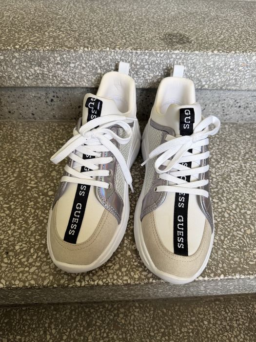 Маратонки Guess.