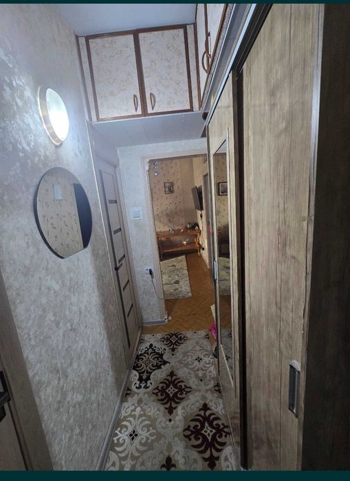 Продается 2-комнатная переделанная в трехкомнатную