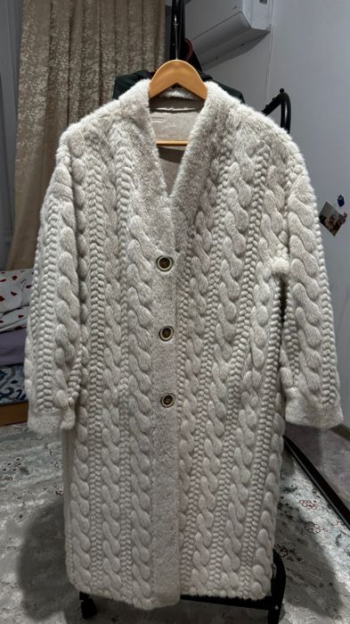 Продаю пальто, куртки обращайтесь