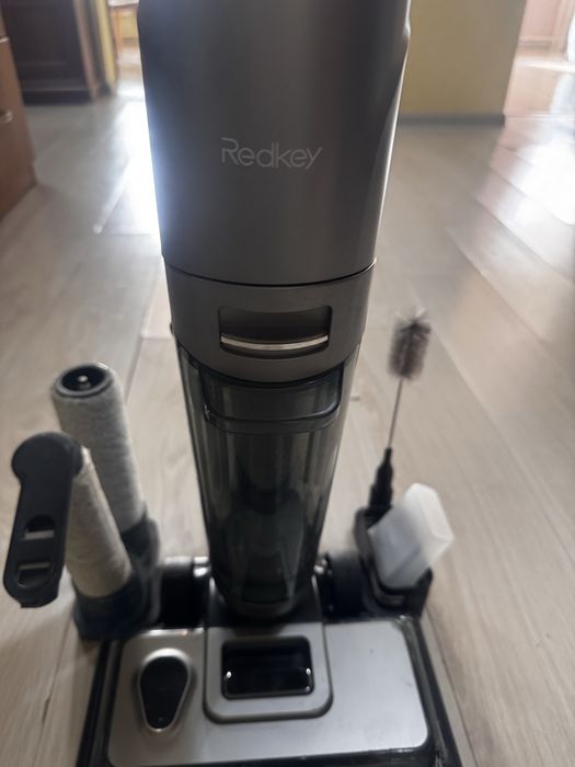 Продам моющий вертикальный пылесос Redkey