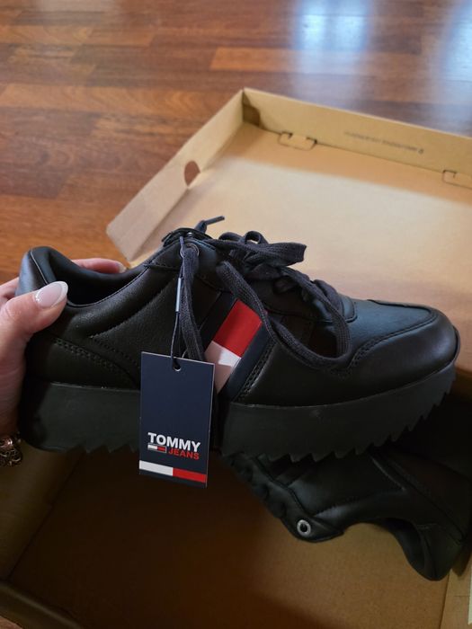 Vand adidasi Adidas si Tommy Jeans