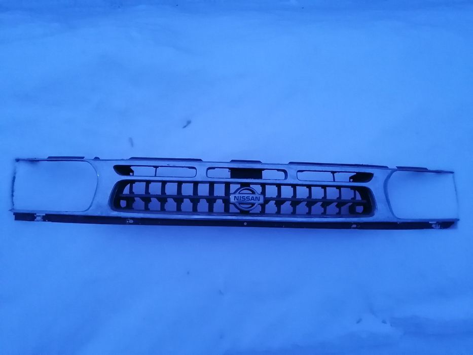 Решетка радиатора на Ниссан Пайфандер 96 года