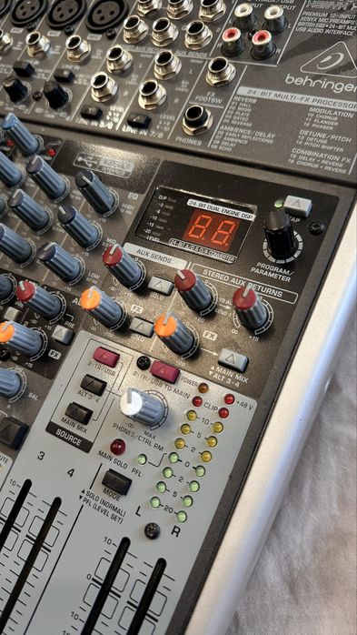 Микшерный пульт Behringer