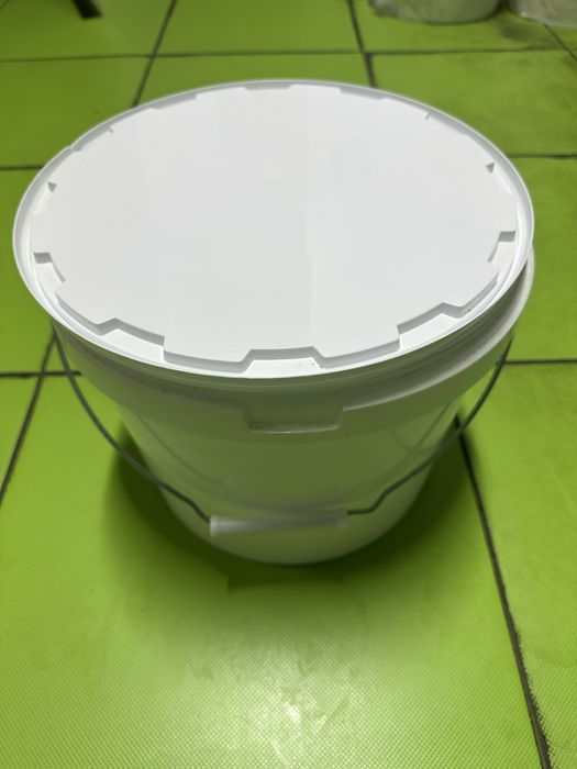 Продается пластиковые ведра.