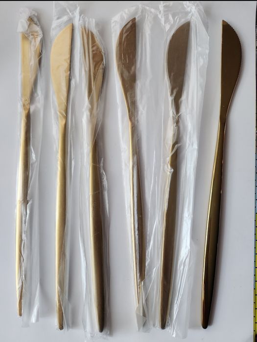 Tacâmuri  Noi  6 furculițe , 6 cuțite ,6 lingurițe si 3 lingurițe lung