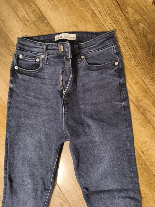 Blugi elastici Zara mărime 36 skiny cu talie înaltă albastru închis spre negru