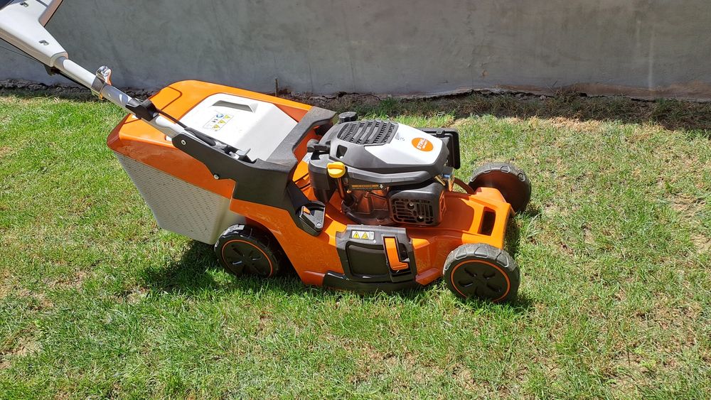 Стрижка газона. Покосить газон.