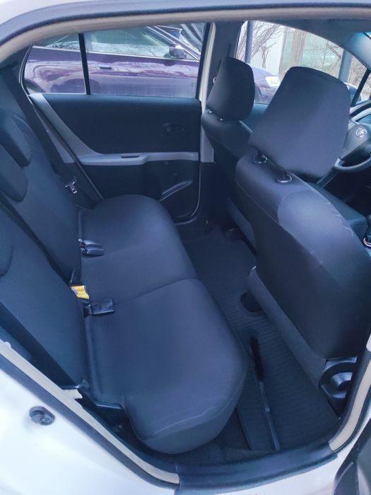 Vând Toyota Yaris 2011