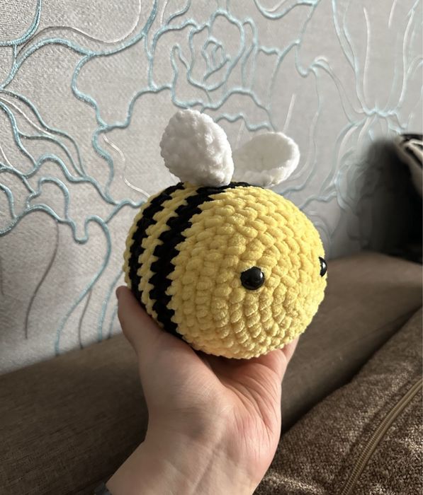 вязанная пчелка