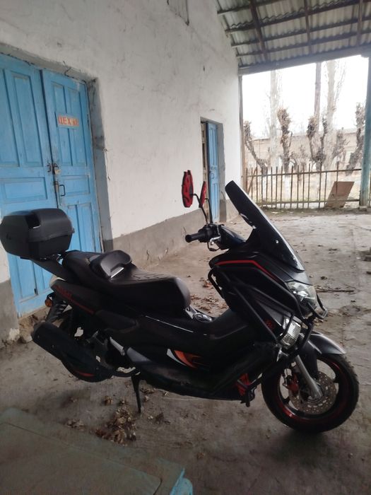 Yamaxa N MAX sotiladi 
180 kub
Tezligi 120 
Benzin rasxoti 4/5 litr
Xo