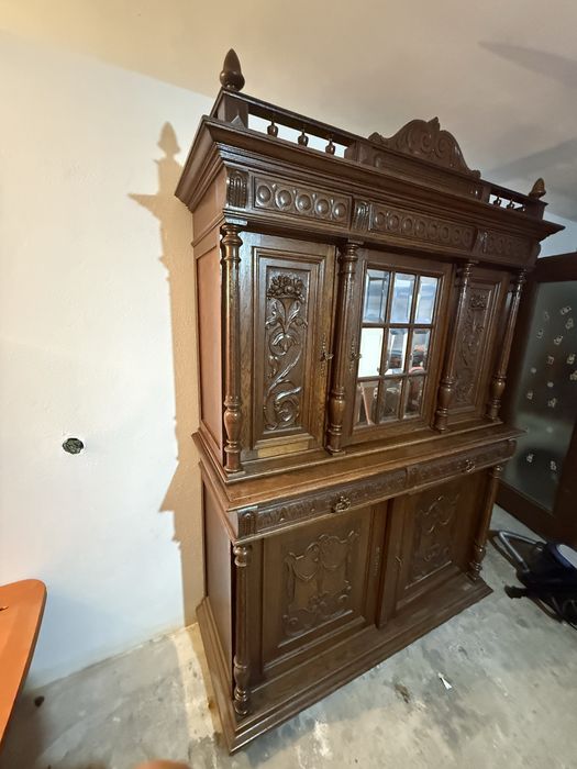 Bufet antic sculptat din lemn masiv