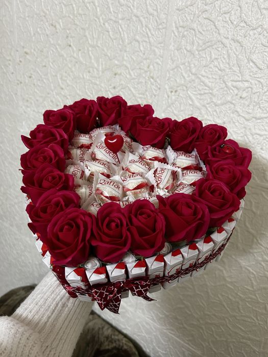 Aranjament dulciuri si trandafiri de sapun pentru dragobete si martie