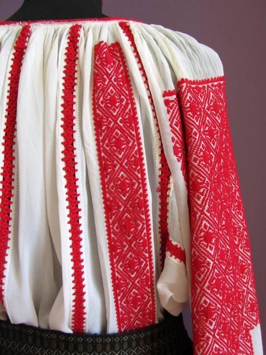 ie și poale cusute pe marchizet cu fir de bumbac de culoare roșie.