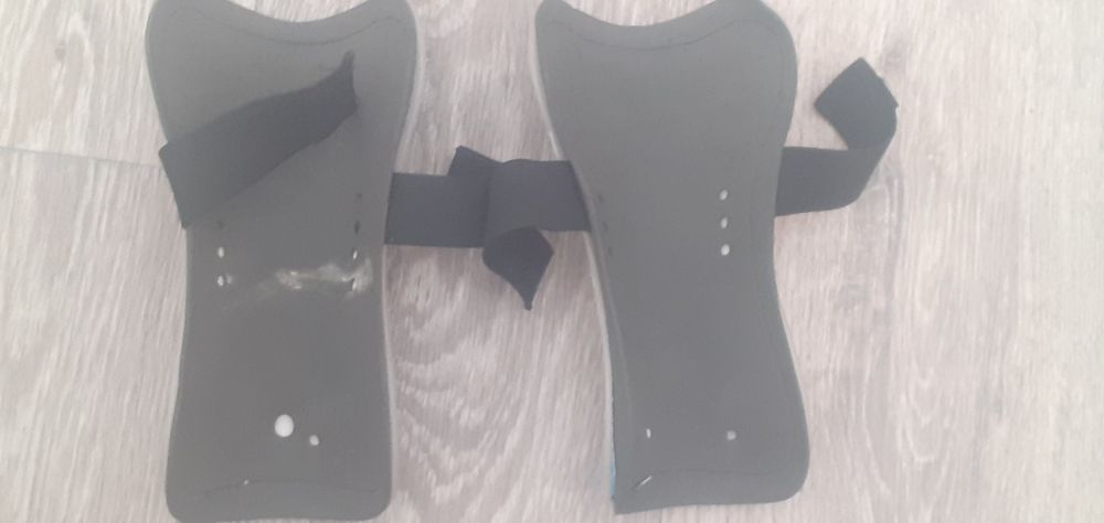 Щитки для футбола.