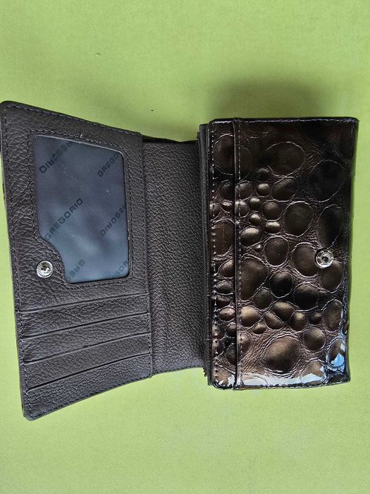 Лачено портмоне с крокодилски принт