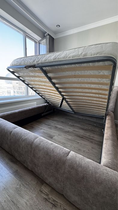 Кровать двухспальная !!