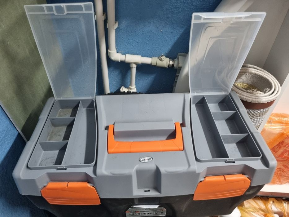 Пластиковый ящик для инструментов