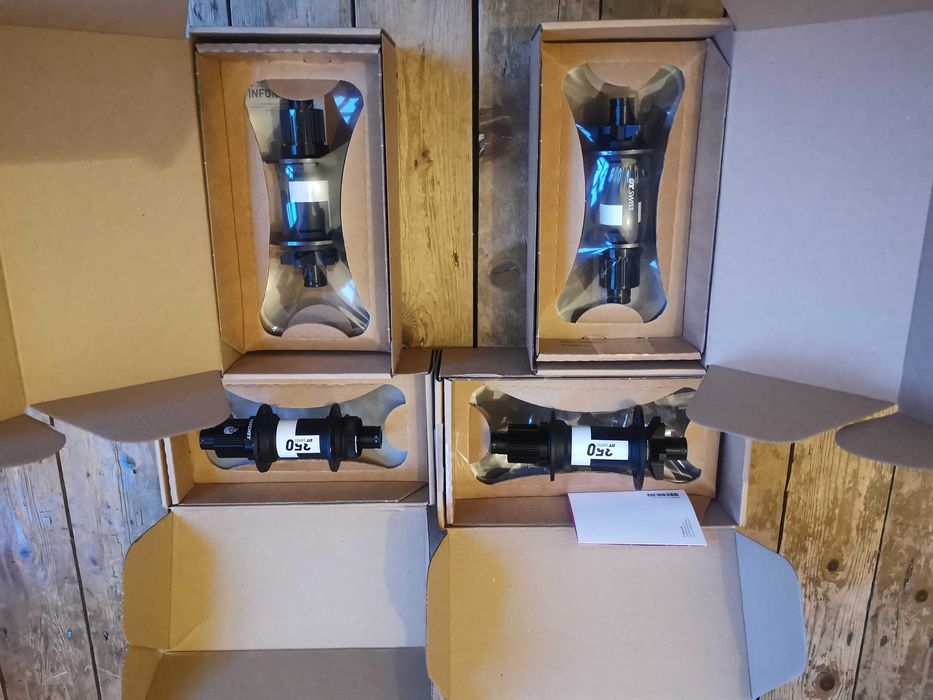 Butuci spate DT SWISS 350  Classic NOU IN CUTIE