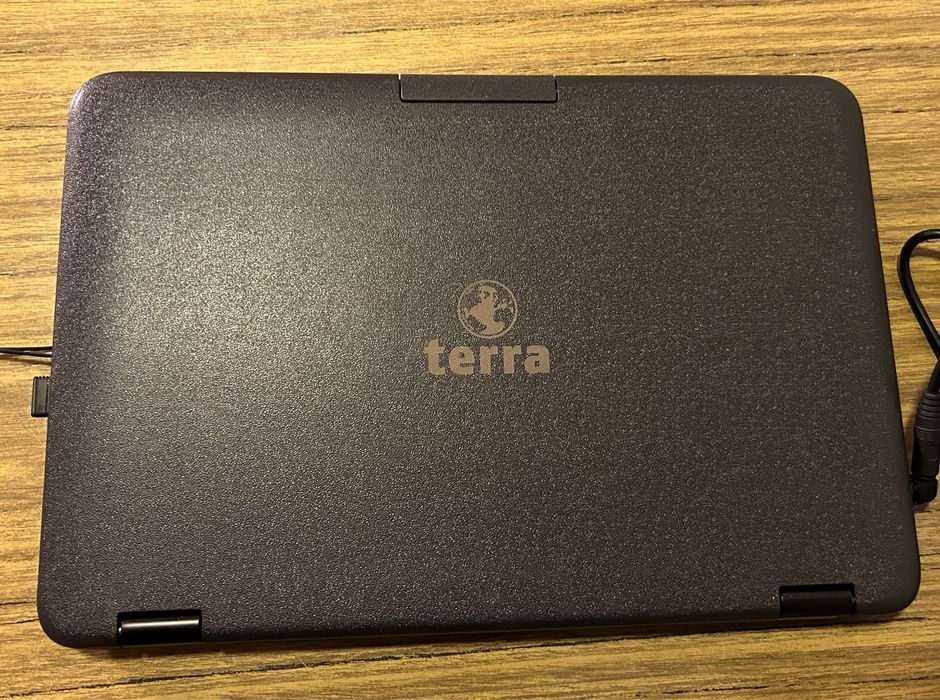 Продавам лаптоп TERRA MOBILE 360-11