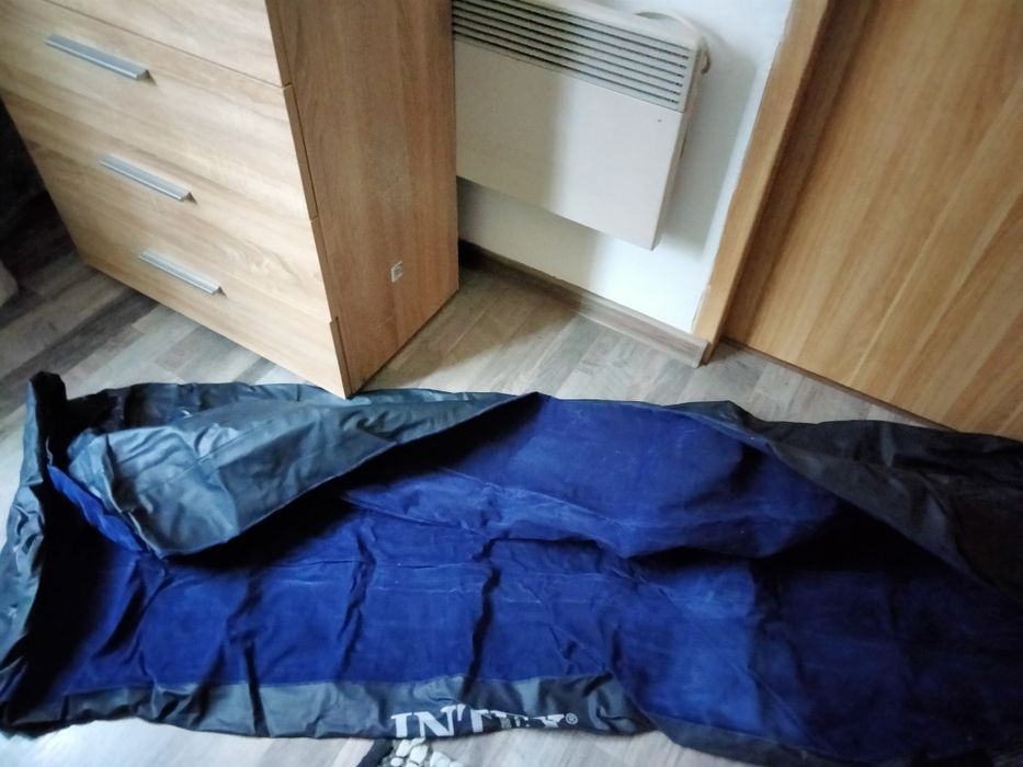 Hanorace bărbați din saltea la 50 lei fiecare.