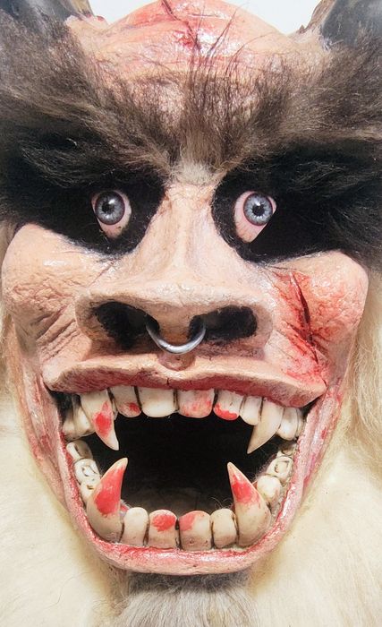 Masca krampus, coarne vita, blana oaie