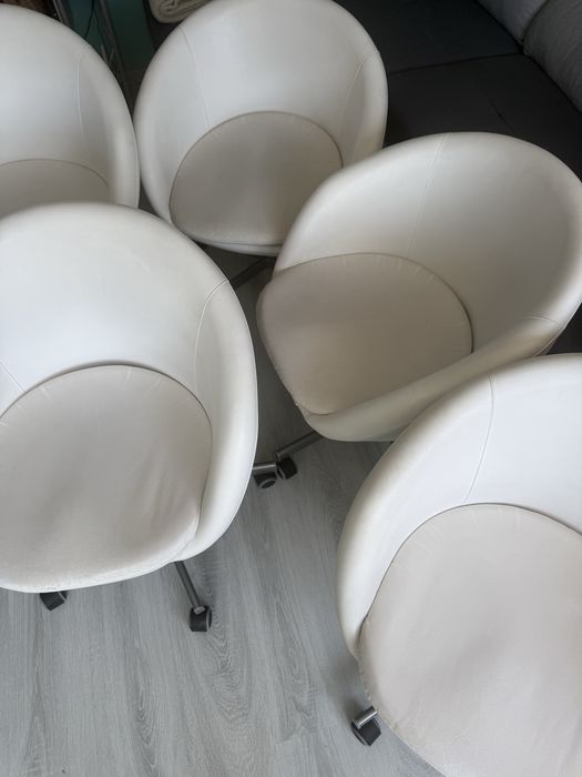 5 броя офис кресла IKEA SKRUVSTA в бял цвят