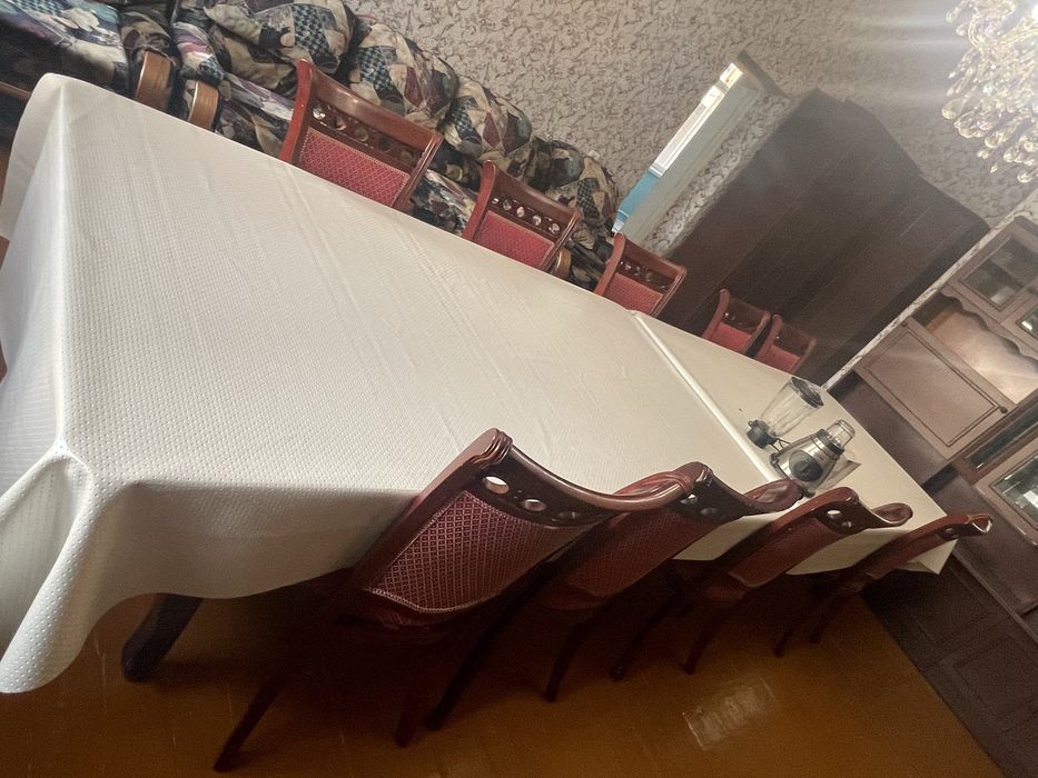 Столы и стулья продаются