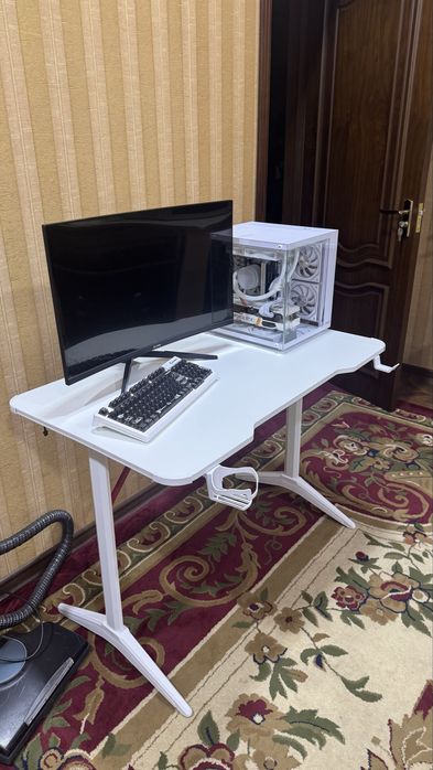 стол компьютерный игровои с RGB подсветкои