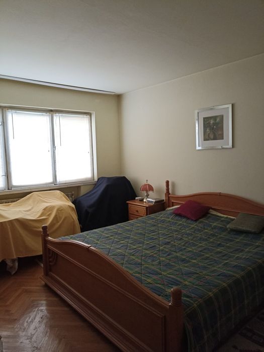 Vând apartament cu 3 camere zona scoala nr 2/BCR