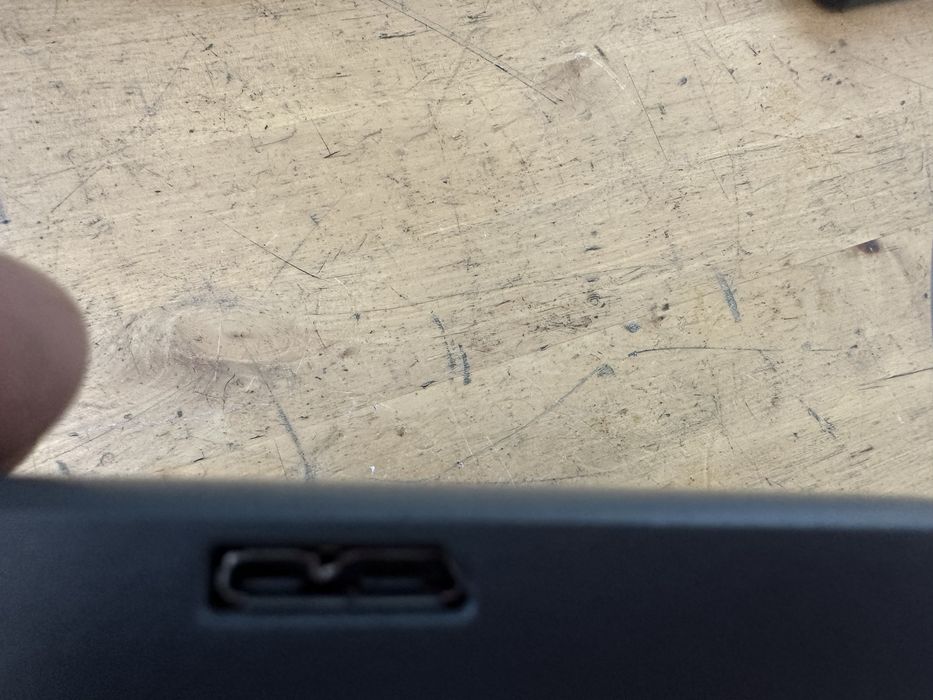 Hdd portabil toshiba 1tb de culoare negru mat inchis