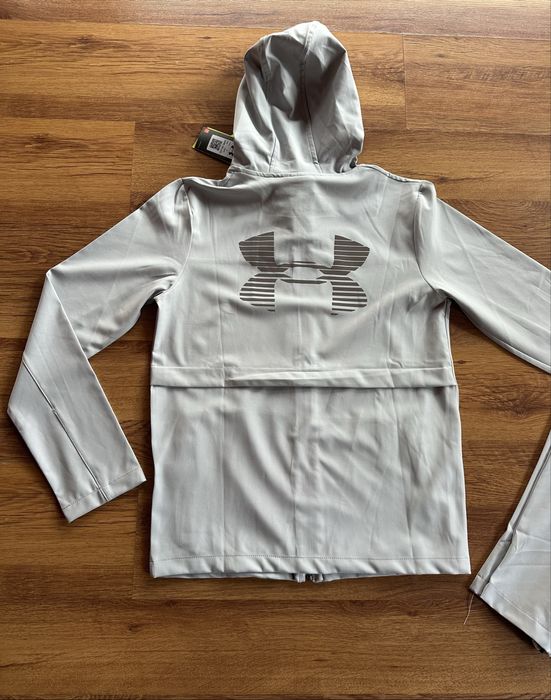 Мъжки,шушлеков екип Under Armour в сиво,с голямо лого на гърба