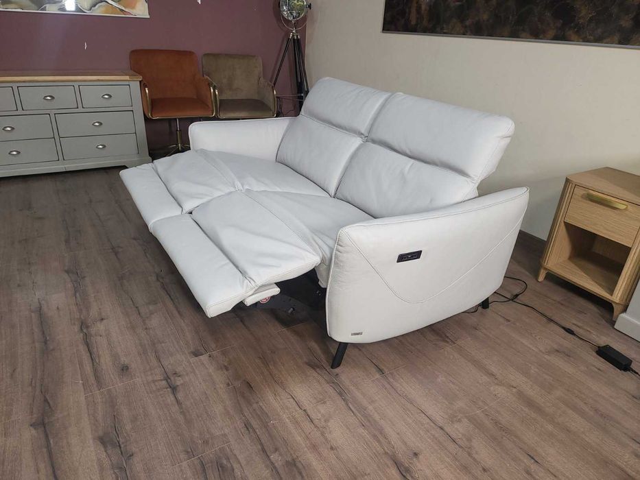 Светло сив кожен диван тройка Natuzzi с електрически релаксиращ механизъм