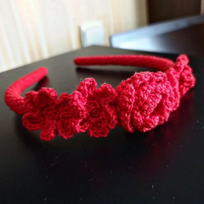 Вязаный цветочный ободок