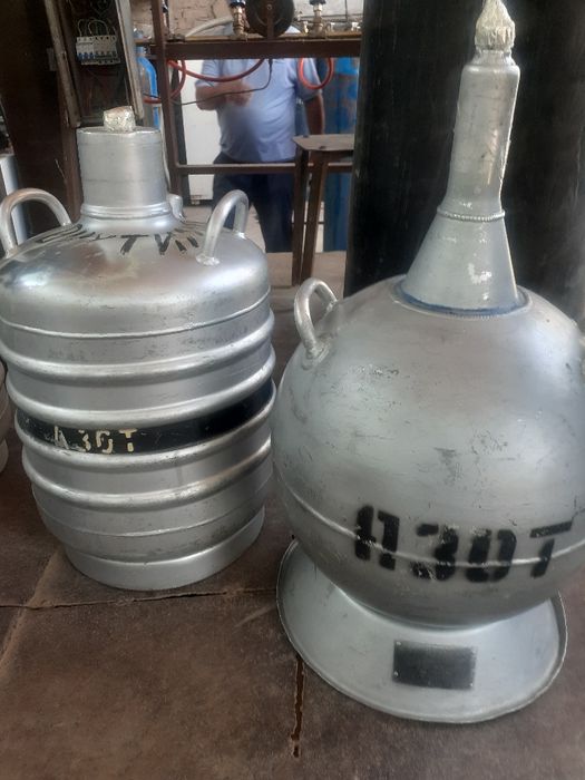 Azot idishlari  6,15,16,17,18 va 26 litrlilari bor.