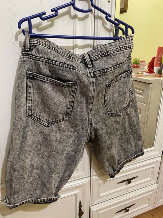 Сиви къси дънки.