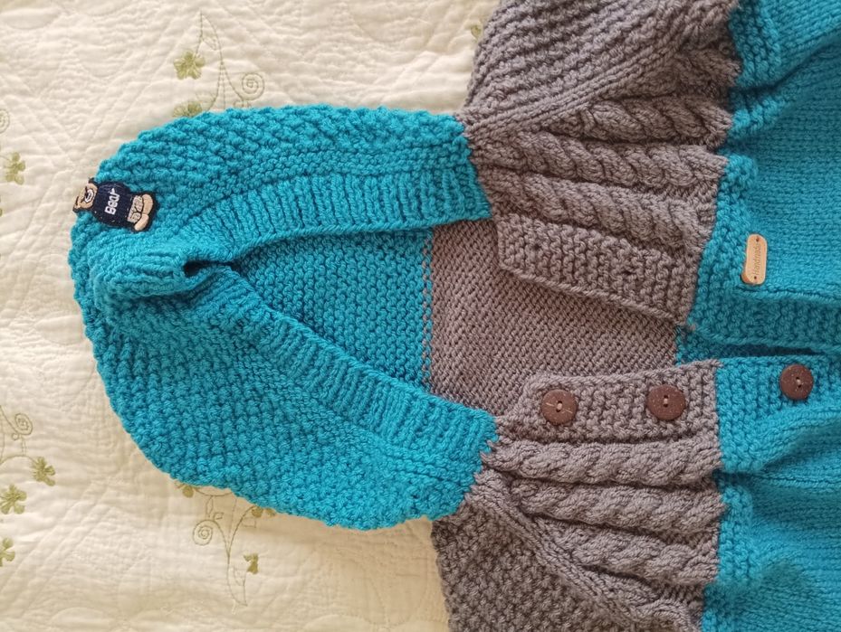 Теплый костюм с шапочками(2) и пинетками на 3-6 месяцев.