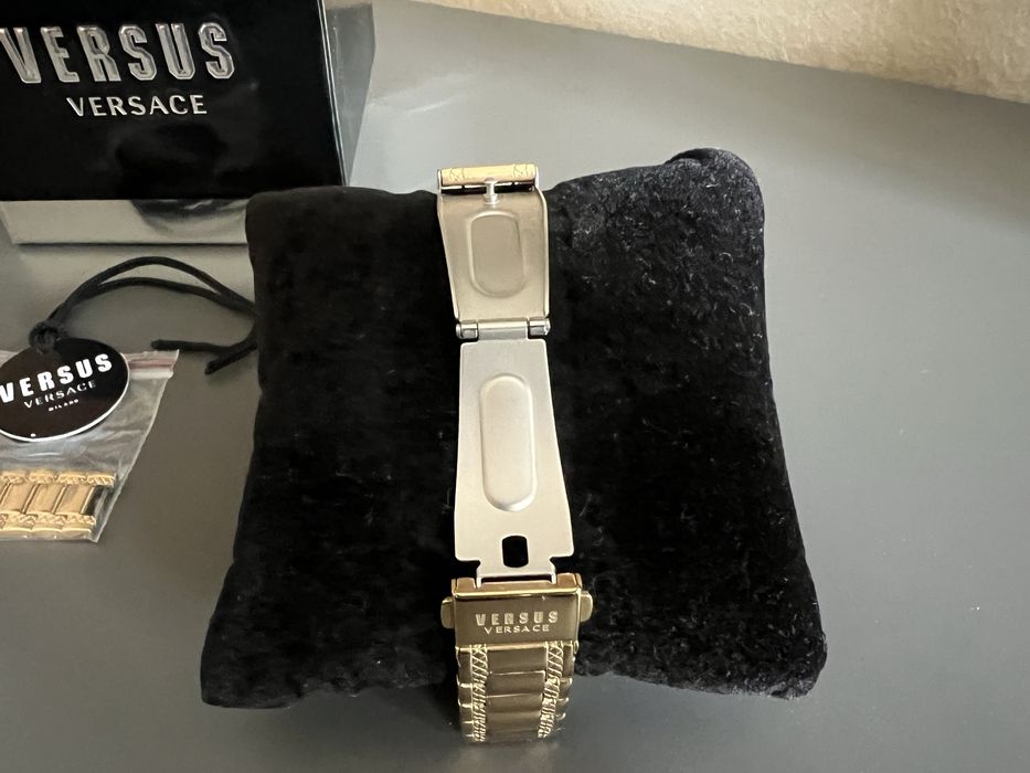 Часовник VERSUS VERSACE в “златно”