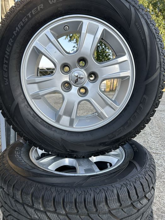 Лети джанти с нови гуми от Mitsubishi, размер 215/70/R16 100T M+S.