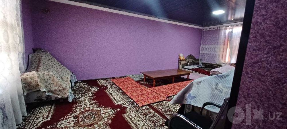 DACHA sotiladi srochniga 1gektar bog'i ham bor Aurumda joylashgan.